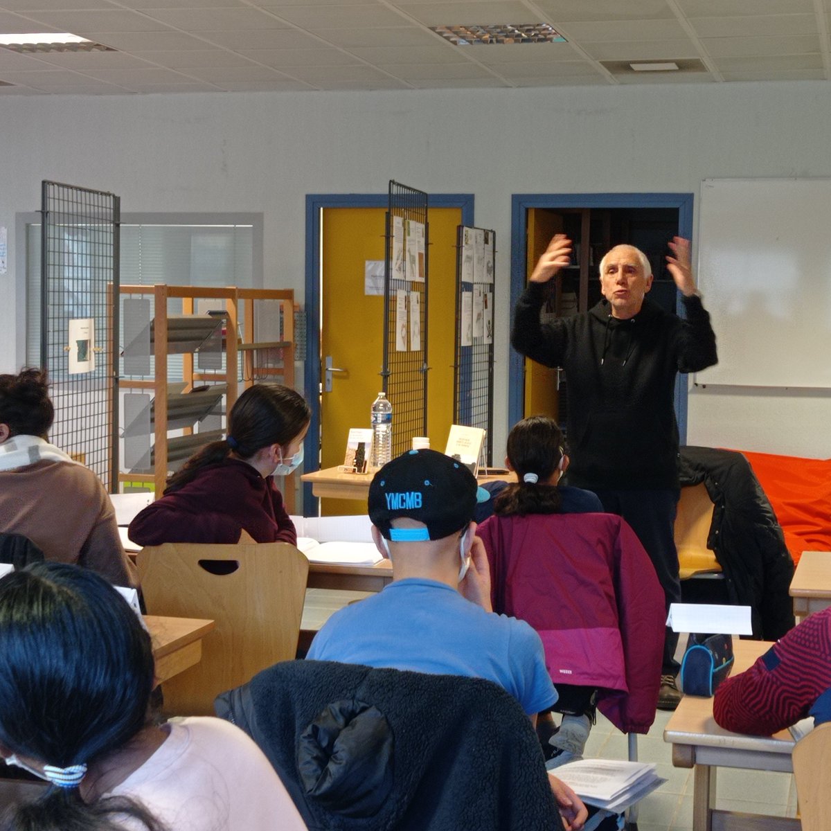 cdi06's tweet photo. Belle rencontre ce matin avec l'écrivain René Frégni et les élèves du @College_Jaubert. Un dialogue passionnant autour du métier d'écrivain et du pouvoir des mots. Son conseil : s'investir dans sa passion. https://t.co/Jakj1DL1A4