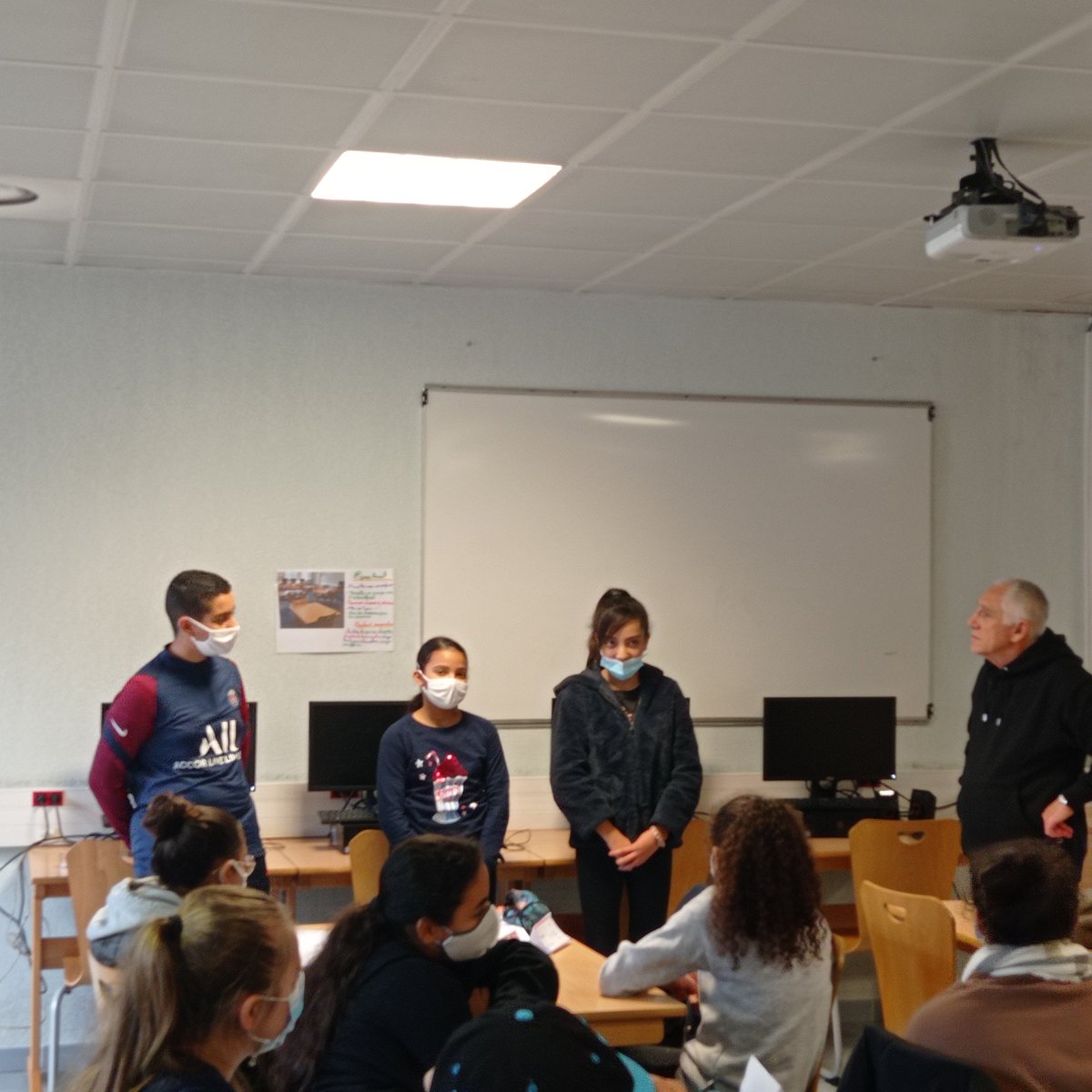 cdi06's tweet photo. Belle rencontre ce matin avec l'écrivain René Frégni et les élèves du @College_Jaubert. Un dialogue passionnant autour du métier d'écrivain et du pouvoir des mots. Son conseil : s'investir dans sa passion. https://t.co/Jakj1DL1A4
