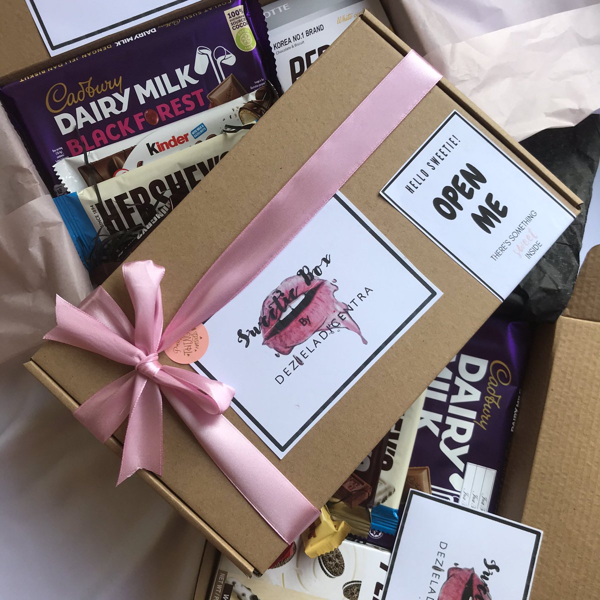 deziela_'s tweet photo. Love sangat kalau dapat chocolate box banyak macam ni 😍🥰🎁 

Guys untuk promo 12.12 ni korang akan dapat discount and mystery gift for free tau !! Menarik tak ?!! 😍🥰🎉

https://t.co/noaTWH2dbQ https://t.co/AqLlIieWit