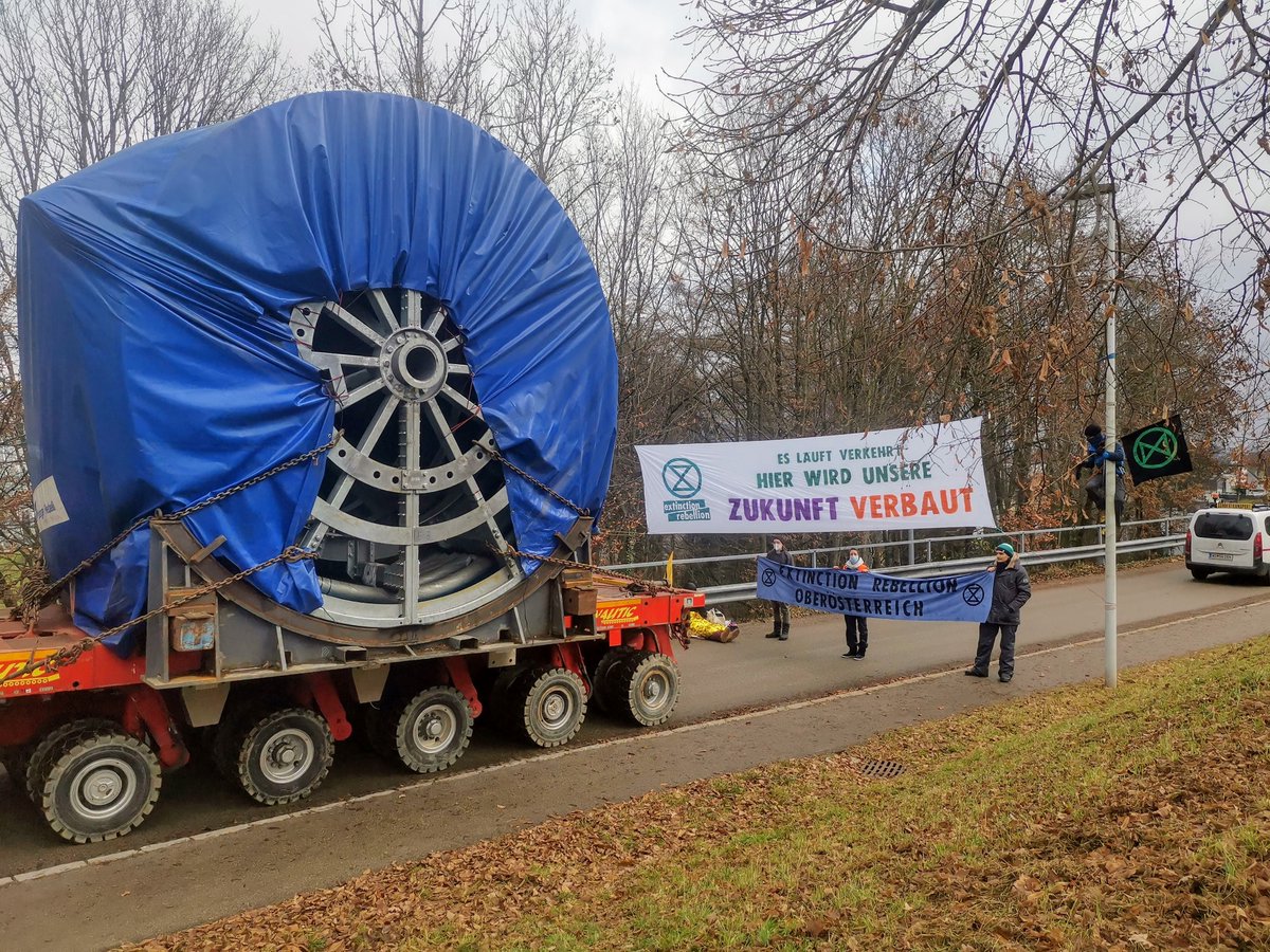 KlimaAktionLinz's tweet photo. Wow, die erste aber bestimmt nicht letzte disruptive Aktion gegen die Westring-Hölle der @ASFINAG -Chaoten! Danke @XRebellionAT 💚 #verkehrswende #Klimakrise #autowahnsinn #oekozid #FightFor1Point5 https://t.co/UwquGV2EWd