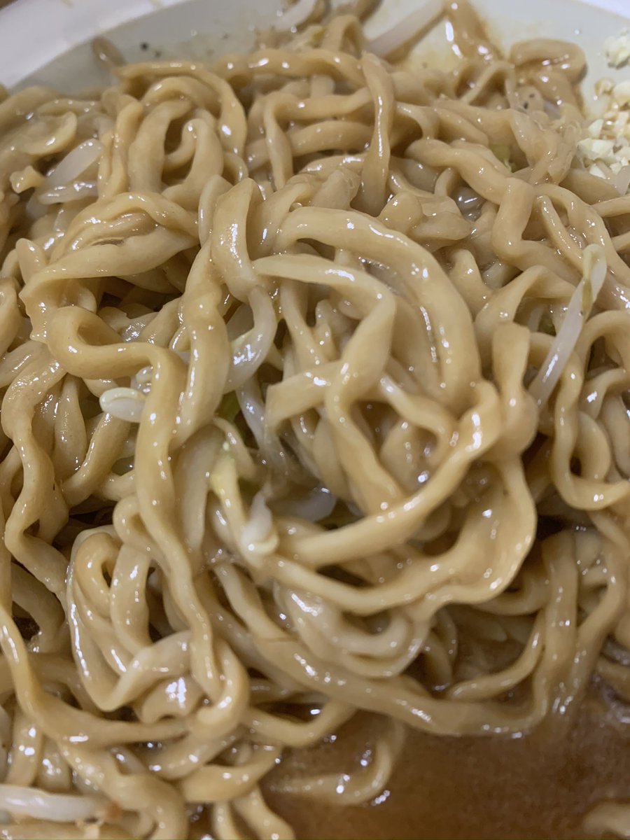 NF_JIRO's tweet photo. ラーメン二郎 小岩店の持ち帰り汁なし
(写真は1人前。2人前で1000円 内容物は麺とタレ×2)
+
京都店の持ち帰り豚

盛り付けはお好みで。潤沢な油に豚とニンニクの旨味が溶けこむ。

残った汁にチーズと白米を加え、チンして黄身を乗せれば、激旨リゾットに。(本当に旨い)

テイクアウトの情報は要確認。 https://t.co/YyDDbEQnsO
