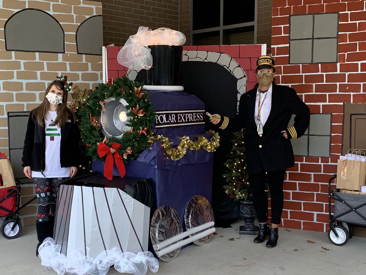StephanieRazo4's tweet photo. All Aboard the Polar Express! Making memorable moments for our virtual students #virtuallyunstoppable #PolarExpress @HumbleISD_ESE https://t.co/taYpoqsRFh