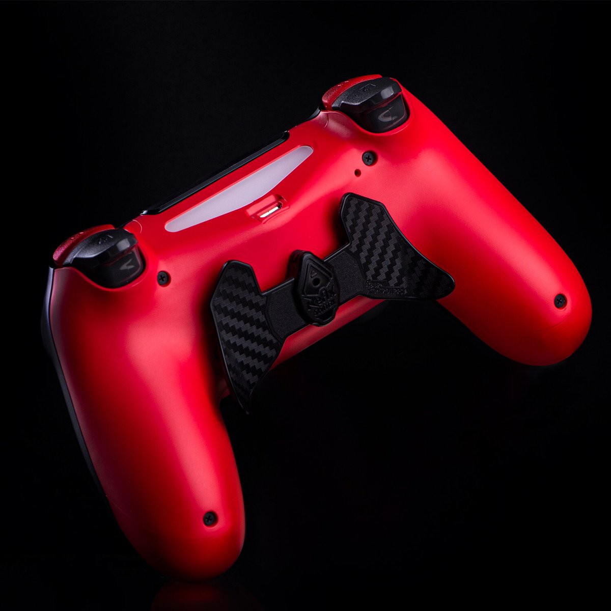 MrLEV12's tweet photo. A l’occasion du début de notre nouvelle collaboration, @BurnControllers et moi même vous proposons de gagner cette manette PS4 ! 
Pour cela :
- RT ce tweet
- Mentionnez 2 potes 
- Follow @BurnControllers et @MrLEV12 
Tirage au sort le 25 décembre ! https://t.co/nN21D8s4Vi