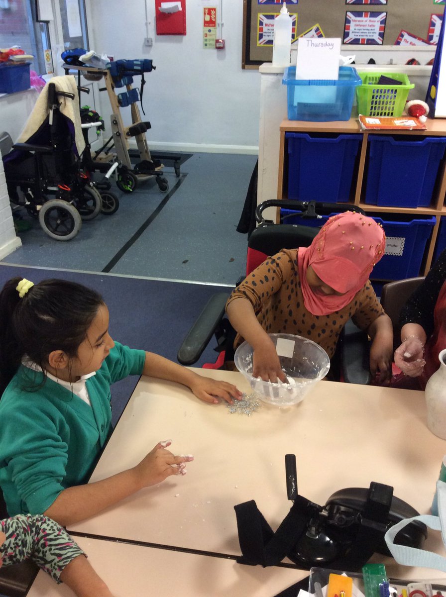 Haslamparkprim1's tweet image. Keller Class have made fizzy snowballs as part of our Christmas Celebration Day #fizzyfun @Psqm_HQ