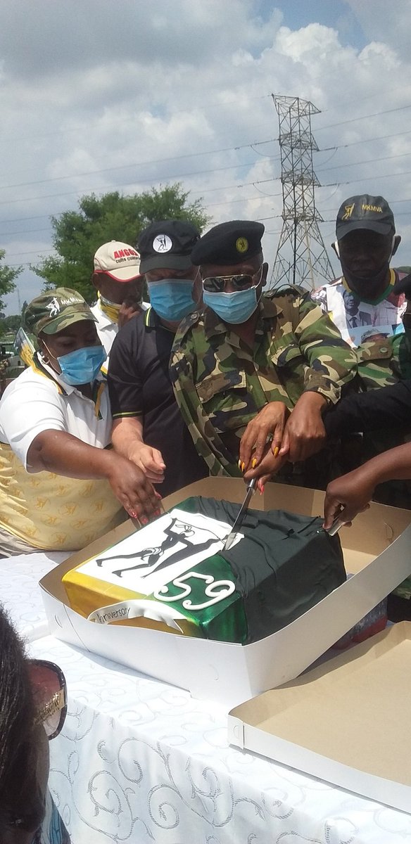 JoburgMKMVA's tweet photo. @MkhontoVeterans leadership cutting a cake for the celebration of of the 59th formation of UMKHONTO WESIZWE. https://t.co/1GgxAog7XZ