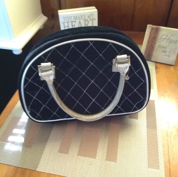 acm_fashion's tweet image. So good I had to share! Check out all the items I&apos;m loving on @Poshmarkapp #poshmark #fashion #style #shopmycloset #allegropacific #brighton #universalthread: posh.mk/AyzIiASjgcb