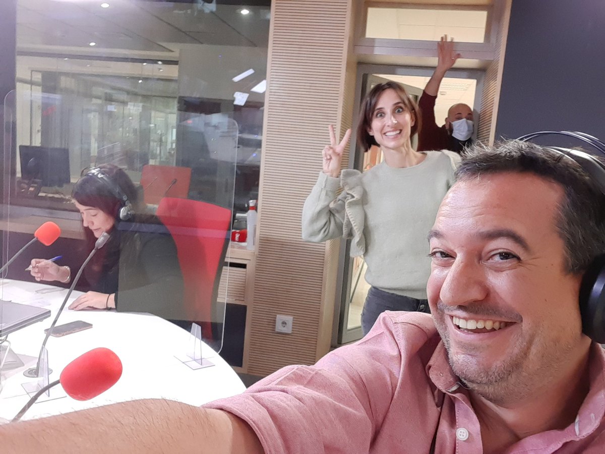 Os juro que no es mi cara, pero me da igual porque estoy con mis amiguitos en uno de los mejores lugares para estar y ser. Aquí, <a href="/JuliaVarela__/">Julia Varela</a>, <a href="/danduezas/">David VicenteAndueza</a> y <a href="/evacordon/">Eva Cordón</a> en @DePeaPaRNE, las mañanas de #RNE