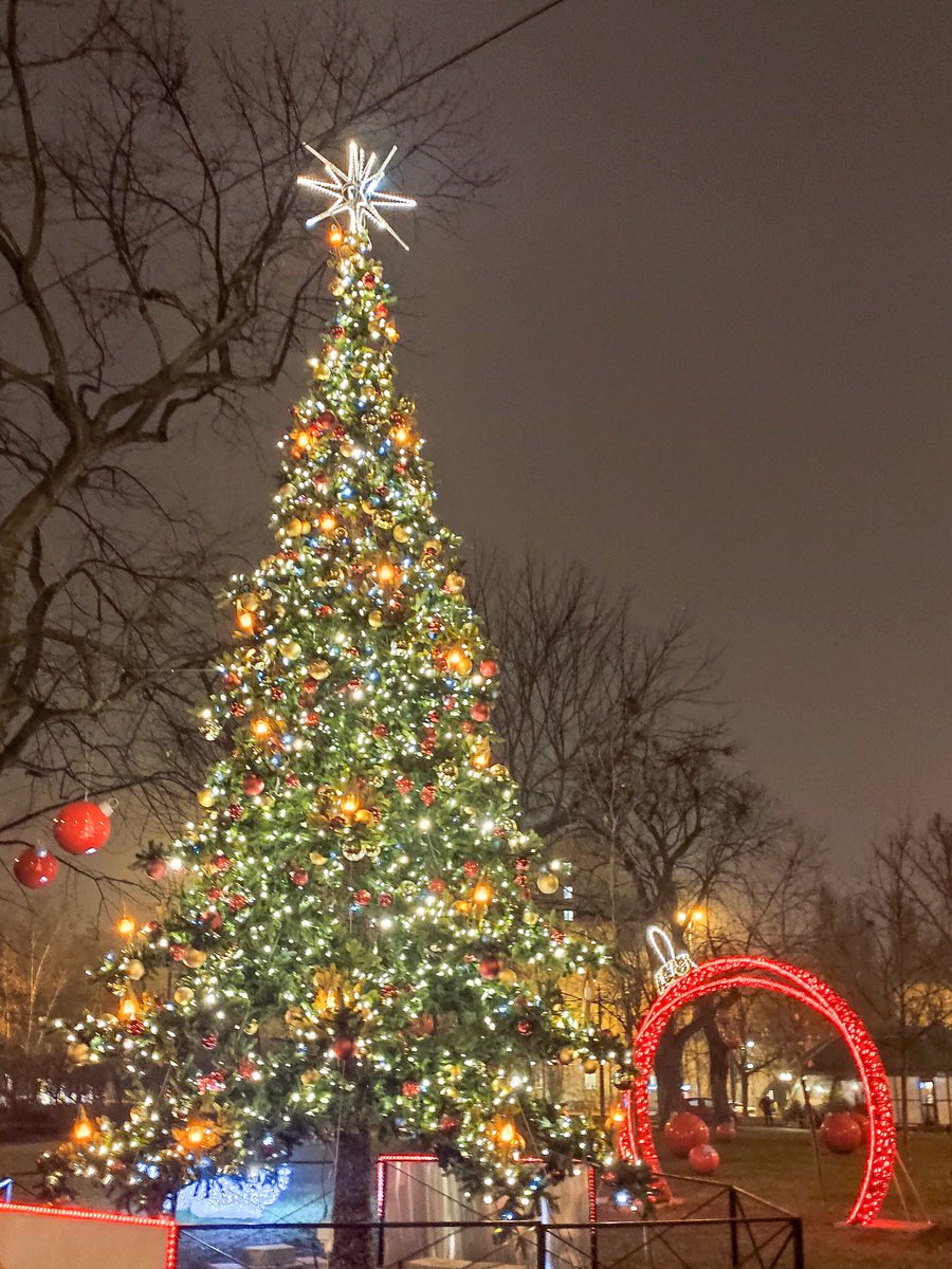 lifelovergrl's tweet photo. #ChristmasAtmosphere everywhere 😱😅
PS. I wish it was snowing too 😥
#warsaw #HappyNewYear #ChristmasTree https://t.co/wJzc9HZobo