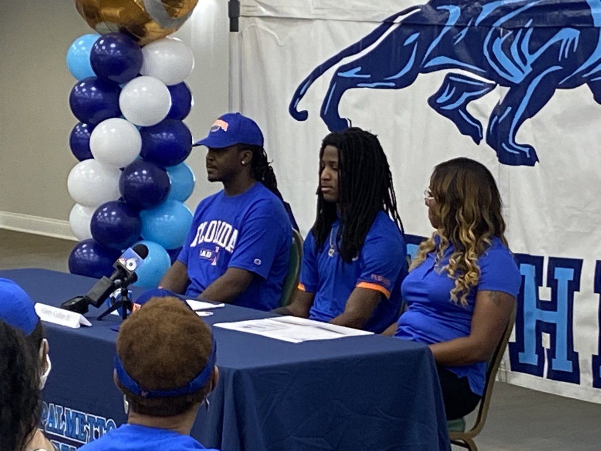 FernandezAndreC's tweet photo. Palmetto safety Corey Collier makes it official with @GatorsFB #Gators @HeraldSports #EarlySigning https://t.co/JhmWO0KQem