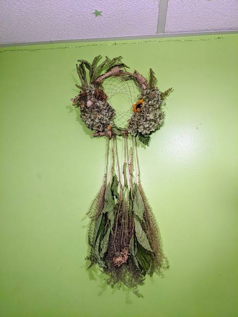SierraKatarynas's tweet photo. Definitely made this one for my inner child🌻🌼🌿 #foundthings #dreamcatcher #dreamcatchers #art #artist #nature #flower #flowers #hydrangeas #dandelion https://t.co/cEapI1WUpB