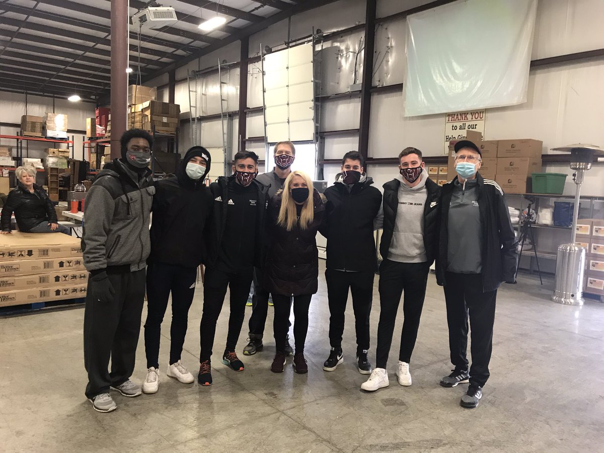 MoStBearsFund's tweet photo. Bears in Action volunteering at #HelpGiveHope today! #CitizenBear https://t.co/V5q4RhZc4B