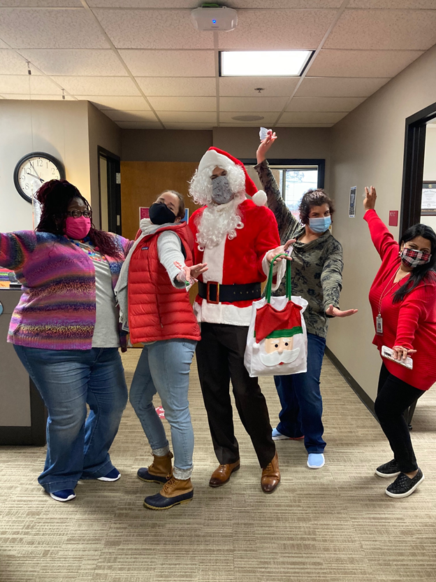 brandyrmayo's tweet photo. Christmas cheer is in full effect at #GISD #loudandproud #chooseGarlandISD  🎄🎄🎄🎄🎄🎄🎄 https://t.co/JUlB3pjn1v