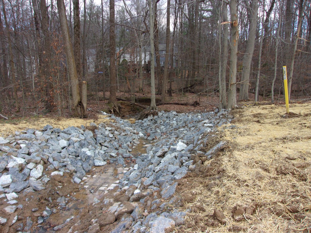 SubmarInc's tweet image. Do you spy our articulating concrete revetment mats? Our crew did an excellent job covering and protecting our client's previously exposed pipeline. 

#submar #construction #engineering #articulatingconcretemats #erosioncontrol #erosion #pipelines #oilandgas #oilandgasservices