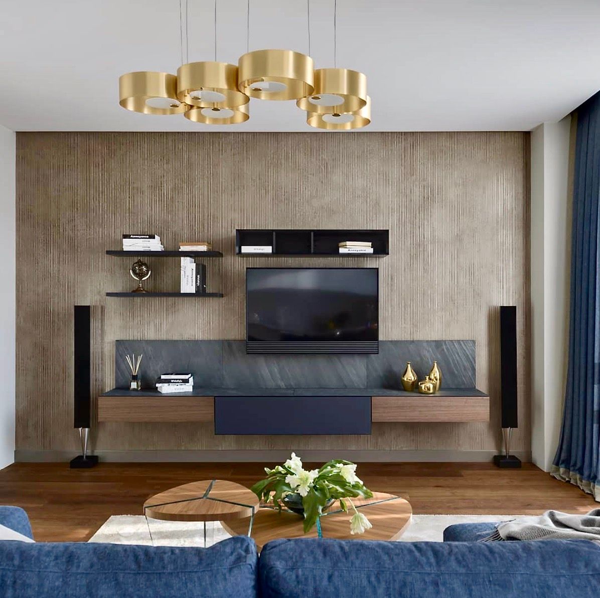 Make a statement! This 'SOUND OR6' suspension chandelier is just one of the ten stunning designs which make up our unique “Sound Range”. It's the perfect centre piece for any living space 😍