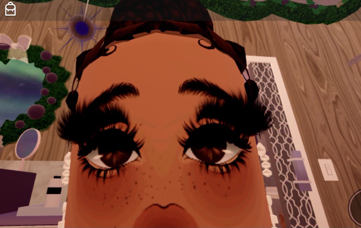 plan3tgirll's tweet image. All I want is for the eyelashes to fit this face 😭 #royalehigh #rh #rhrework #wheelitems