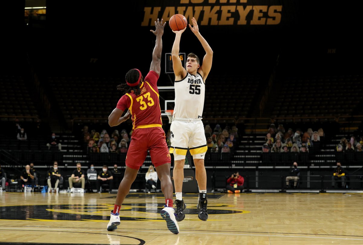 TheIowaHawkeyes's tweet photo. The nation's top scorers are #Hawkeyes. Yeah... you read that right. 

☑️ @CaitlinClark22 - 29.8 ppg
☑️ @LukaG_55 - 29.2 ppg 

#FightForIowa https://t.co/dHwODyOXRx