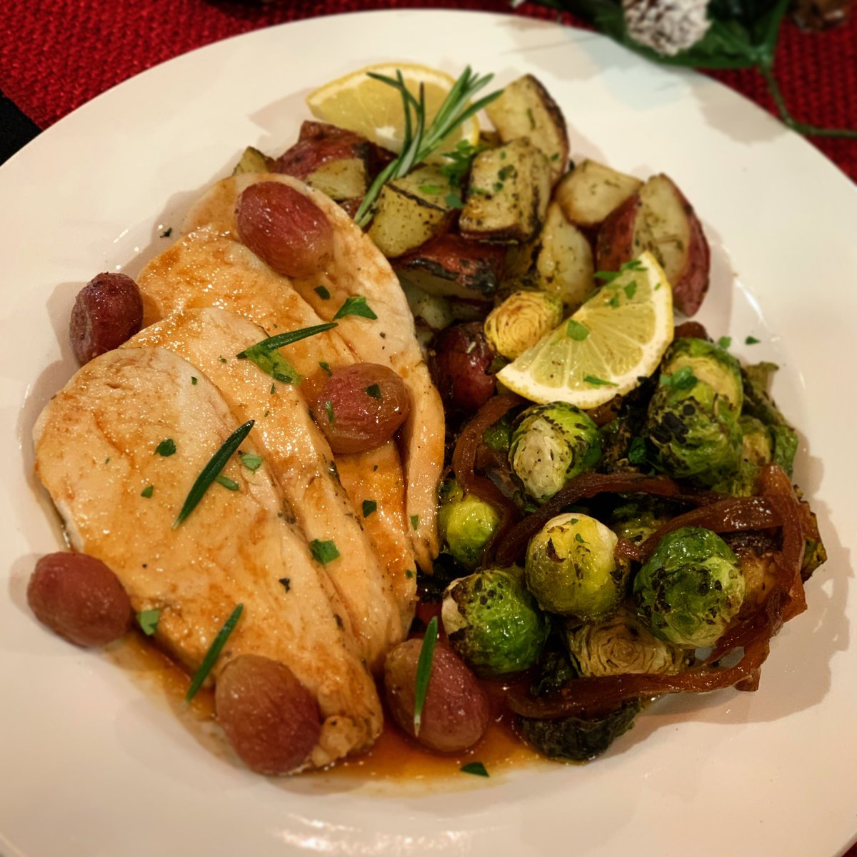 rohokitchen's tweet photo. Apple cider honey chicken with rosemary and roasted grapes. Lemon roasted potatoes and caramelized onions. #mealoftheday https://t.co/5hlnPRy0qr