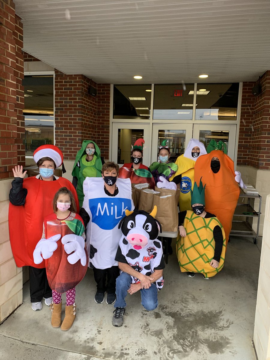 AvilleCNP's tweet photo. ⁦@AHS_Aggies⁩ ⁦@AvilleCNP⁩ going all out with remote learning meal pick ups!! #MerryChristmas2020 #happytoserve #nutritionforlearning #whatayear #flexible https://t.co/IYsPUemdes