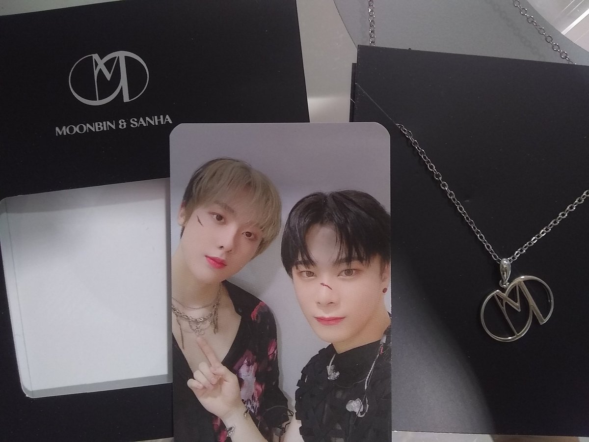 yesungoppasaran's tweet photo. #BadIdea @offclASTRO llegó mi regalo de Navidad aunque mi bias es Eunwoo, siempre apoyo a todos por el igual, me encantó mi collar nuevo 💜🎄🎁 Thank you #ASTRO #MOONBIN_SANHA https://t.co/dsGMQxyqQm