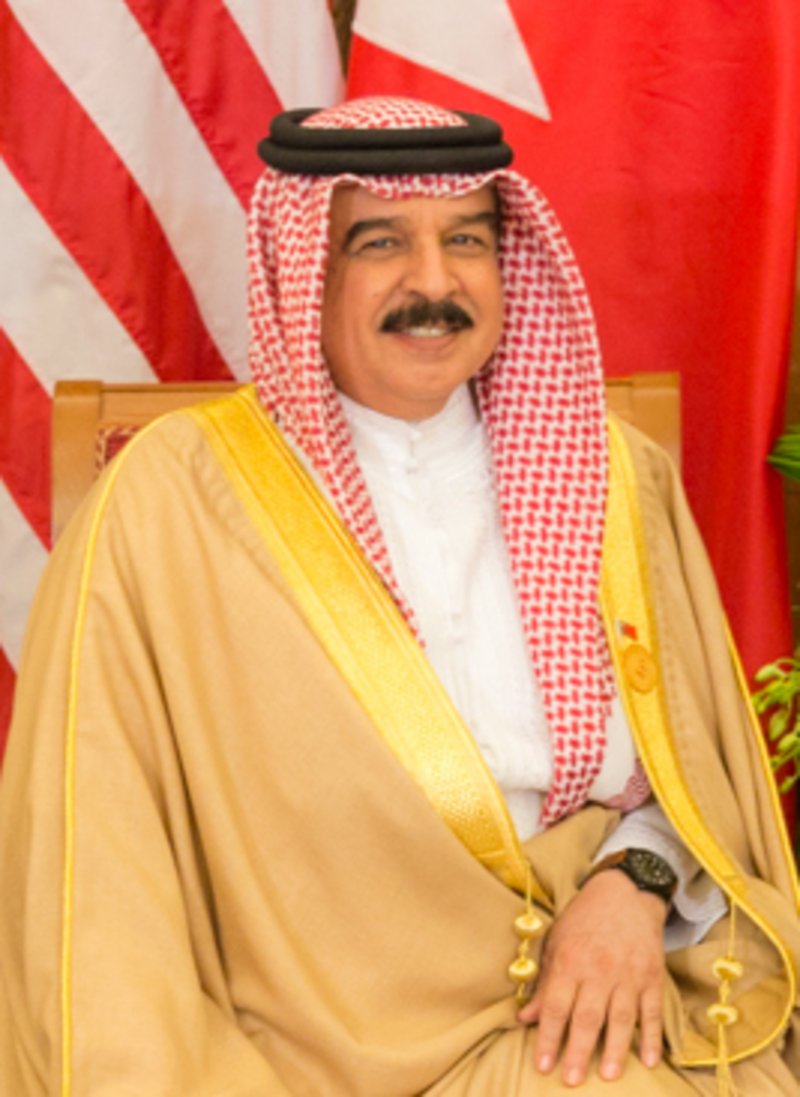 ملك البحرين يبادر بأخذ التطعيم المضاد لفيروس كورونا.