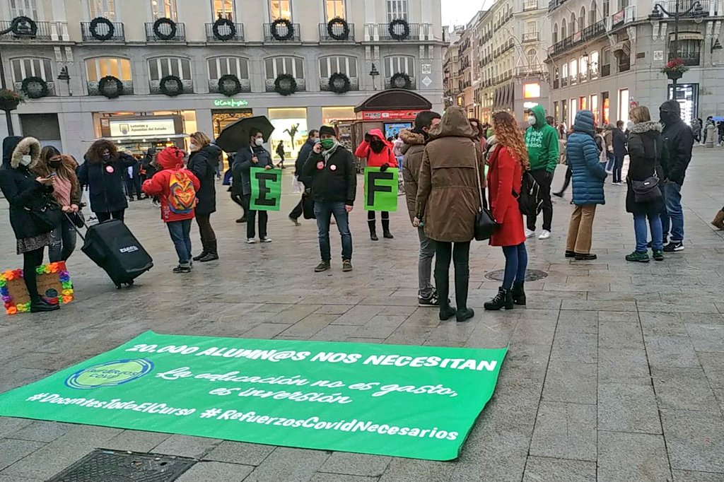 CSIFENSEMADRID's tweet photo. En CSIF, nos mojamos (literalmente) por los @RefuerzosCovid 

#NoTeVayasProfe #RefuerzosCovidNecesarios https://t.co/1CDVYX4I6y