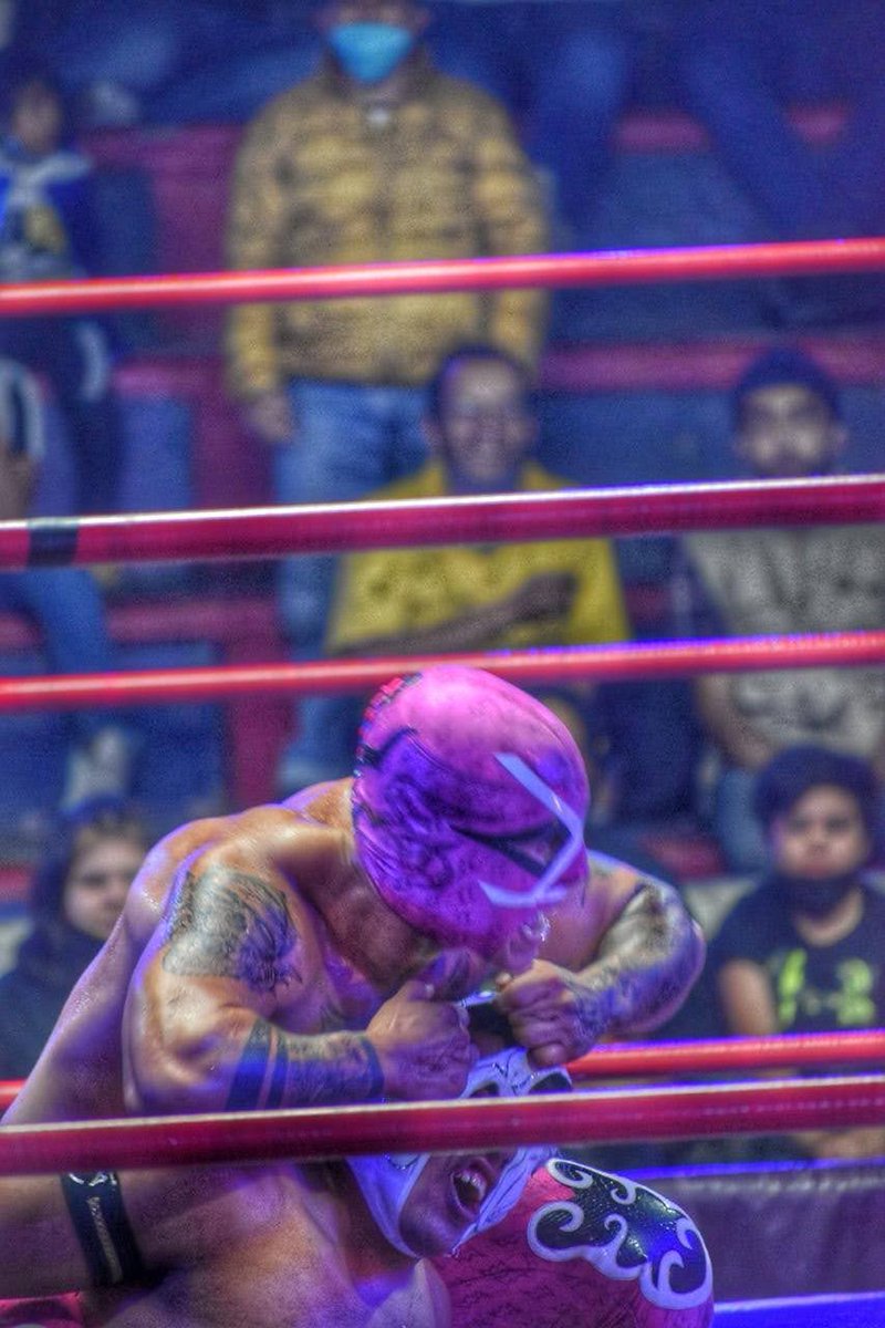 Villano3Jr's tweet photo. Huele a dolor en la escalera... Porque escalon por escalon sufri la falta de fama y dinero en la cartera.
#33 #3tres #tres3 https://t.co/fkPTyzhxdP