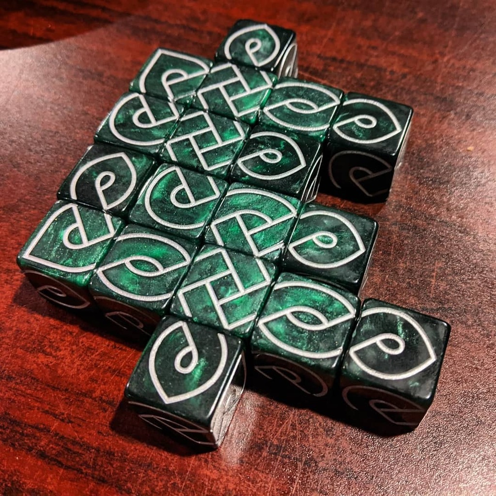 TabletopBellhop's tweet photo. A complete patter in a game of Kells using Knot Dice from @blackoakgames 

#KnotDice #Knotwork #Celtic https://t.co/EkPv5PS6fU https://t.co/qznX2dVNN0