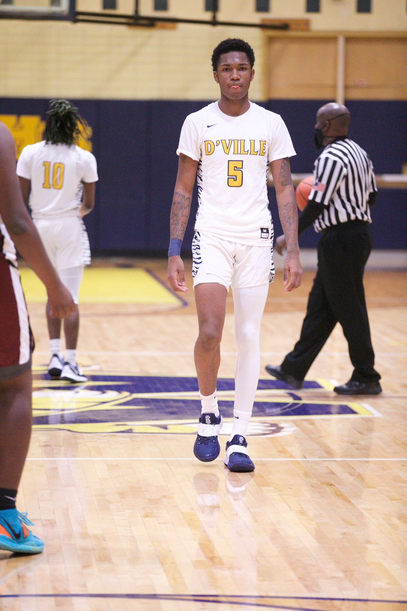 Tsmiley5's tweet photo. Senior SZN😤💯 https://t.co/sHvN59koqo