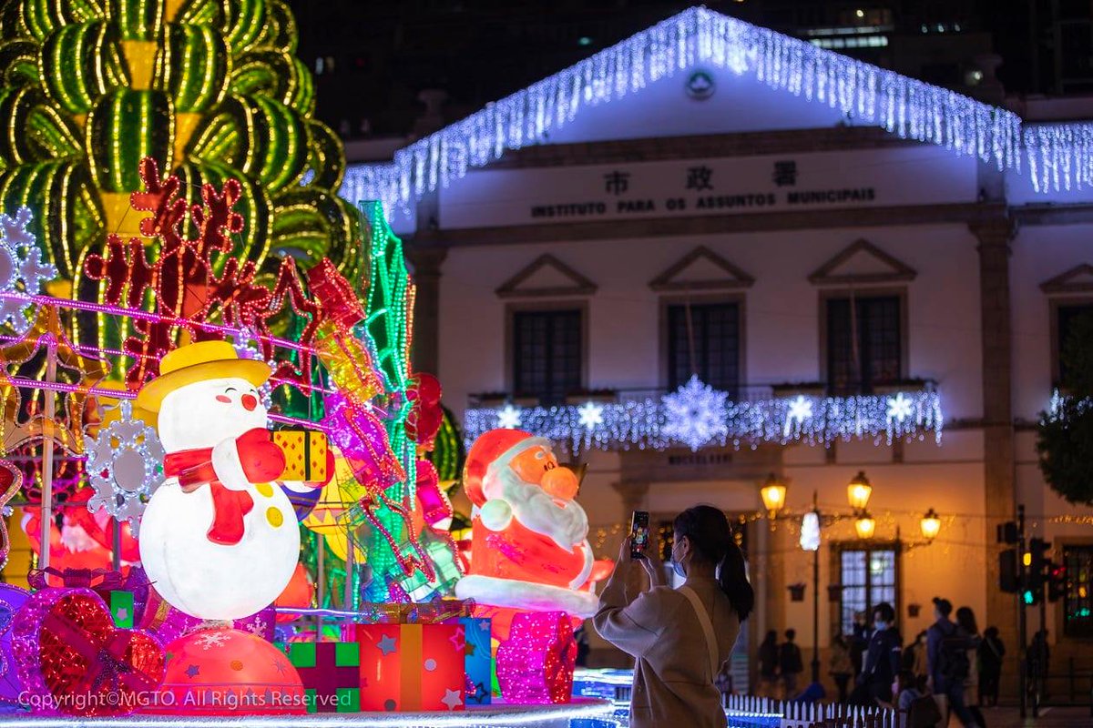 TurismoMacao's tweet photo. La #Navidad es una época particularmente especial y mágica en #Macao. Las iluminaciones navideñas invaden las calles y las plazas del centro histórico, mientras las mesas de las casas y de los grandes hoteles se llenan de platos asiáticos y occidentales. #SumaMacao https://t.co/OGPESZnwrw