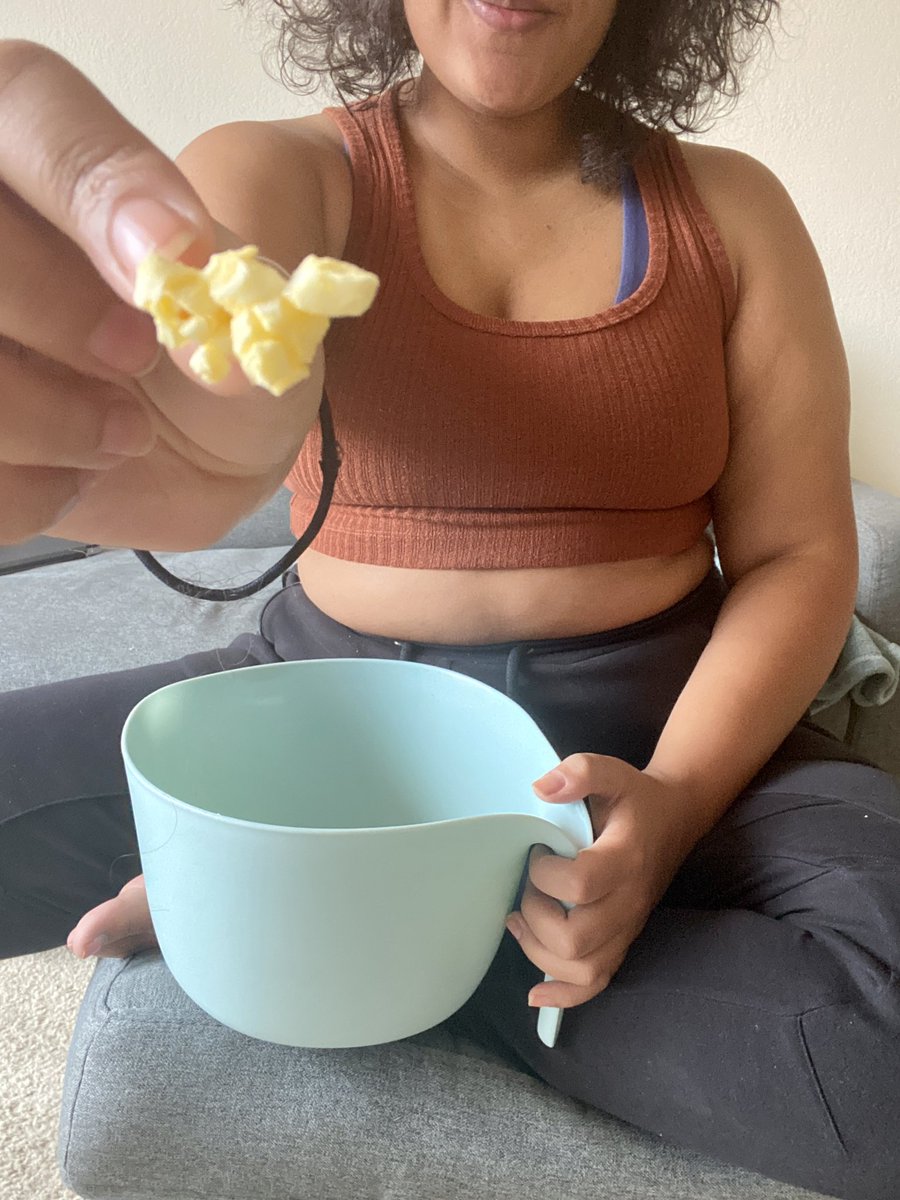 Sasha_Bee_'s tweet photo. Left over popcorn for breakfast? 🍿 https://t.co/PQVnh863Q6