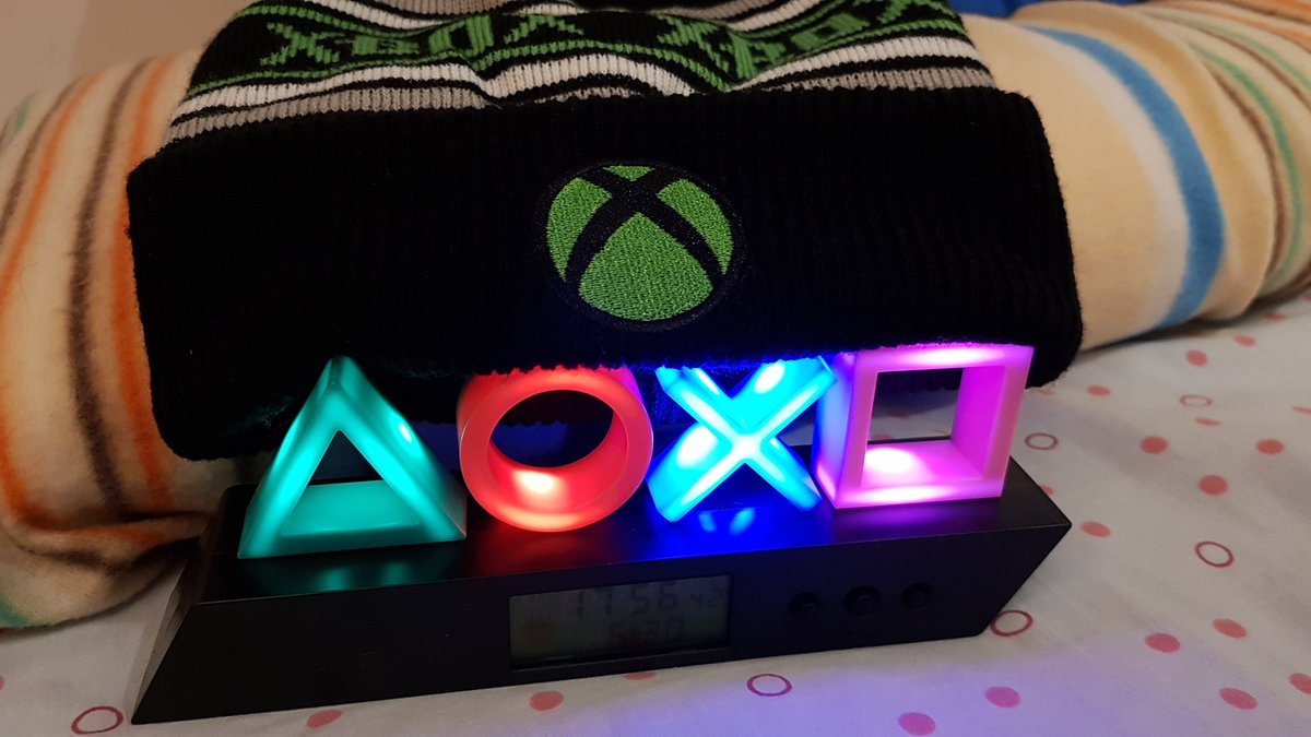 JoNiBoSsOficial's tweet photo. Tranquila lucecita que el tito jonibossters te tapa con el gorrito de algodónXbox. Nunca pasarás frio despertador/lámpara. 👀😍🤣🤭🤭🤭🤭🤭🤭💙💚 #Xbox #PlayStation5 #IdasDeOlla #XboxSeriesX #PS5 #TheGameAwards2020 https://t.co/htVVxObkF8