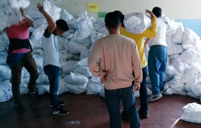 Fabriciolopezsv's tweet photo. @RomeoHerrera1 Mientras #LosMismosDeSiempre se roban los saquitos, nosotros entregamos más de 1,000 #PaquetesAlimentarios a familias del Cantón Los Zapotes y Cantón Los Llanitos, municipio de Ayutuxtepeque.
#AyudaALaPuertaDeTuCasa
#TeamMOP https://t.co/wwrGlit9yW