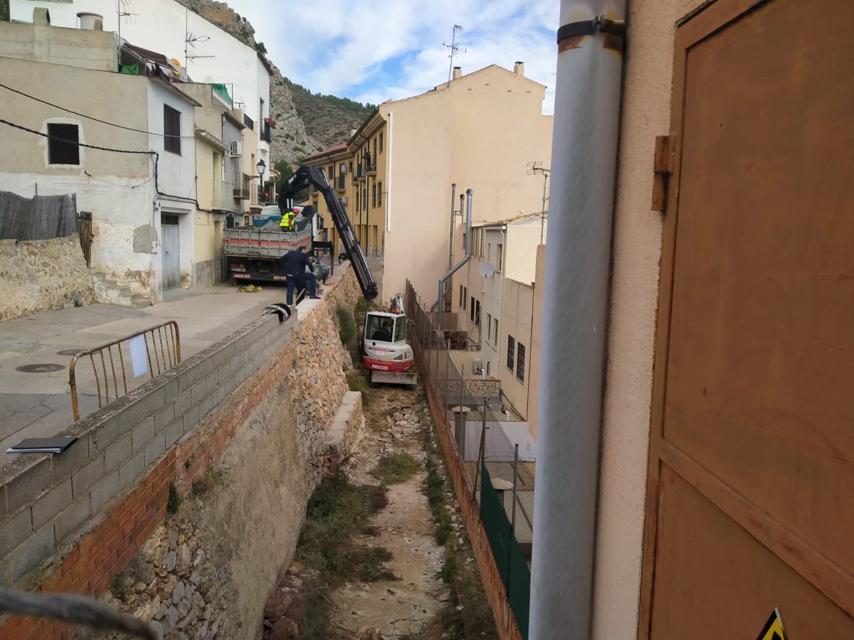ajuntborriol's tweet photo. Esta setmana han començat les obres de la primera fase del mur del carrer del Calvari finançades per la @dipcas 
Recordem  que les obres consistixen en la construcció d’un mur de contenció de terres de formigó armat sobre una cimentació de micropilotes.

#Borriol
#Pla135 https://t.co/ikKJkau7dC