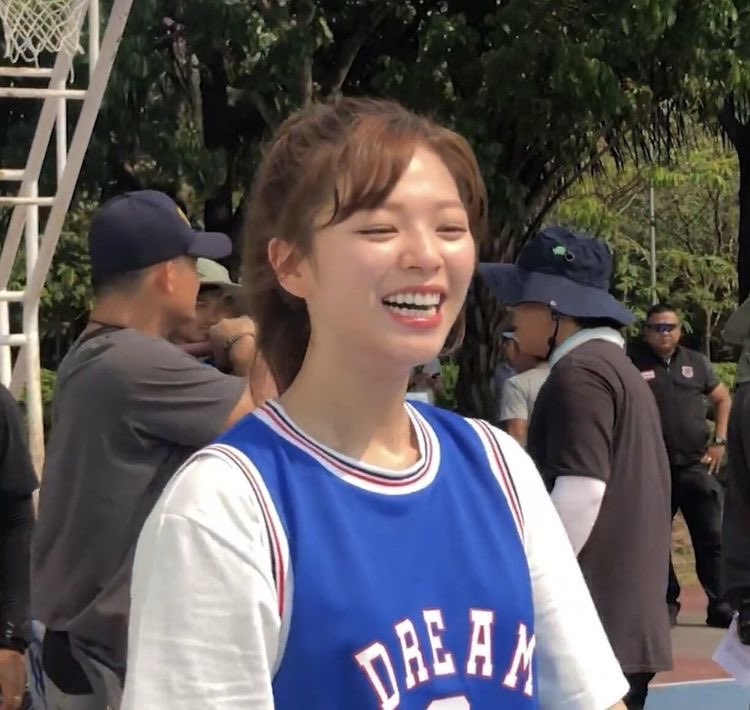 pcktjeong's tweet photo. what yoo jeongyeon looks like in real life: a thread https://t.co/SIeVnJPJsu