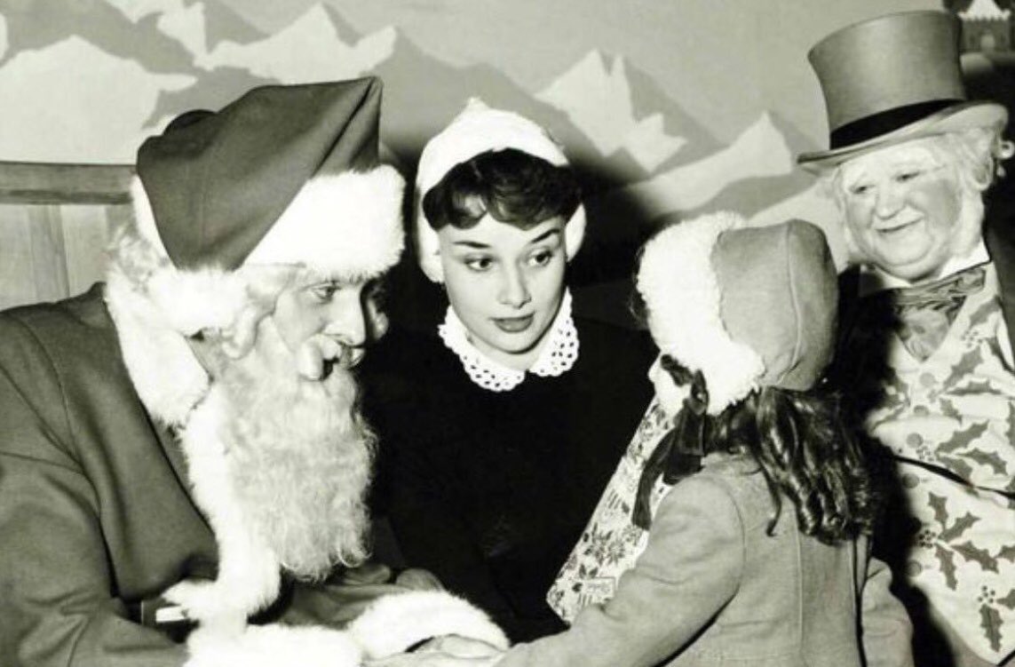 ridethepastlane's tweet image. Audrey Hepburn at #Christmas
