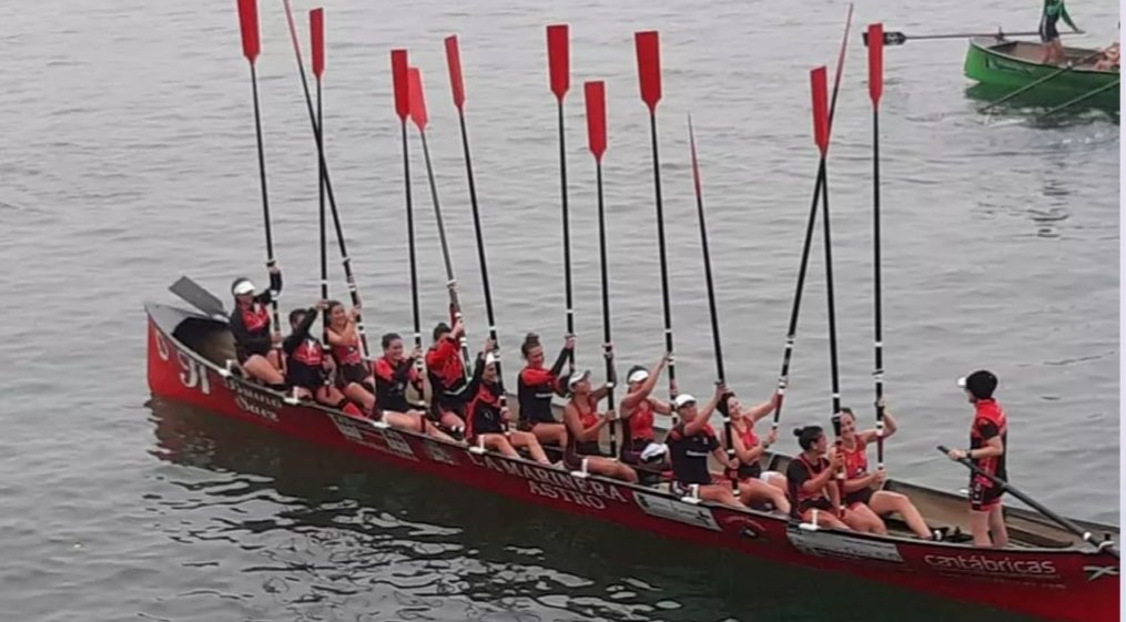 A pesar de que el remo femenino en Castro  no tenga un recorrido largo, ha llegado para quedarse y crecer. 
. 
. 
No te pierdas nuestro reportaje si quieres conocer un poco más sobre nuestras chicas. 
urdidecastro.wixsite.com/laurdidecastro…