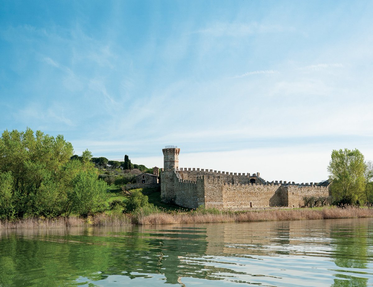 UmbriaTourism's tweet photo. Dichiarata oasi di protezione faunistica dal 1974, l’#IsolaPolvese, la più grande del #lagoTrasimeno, abbraccia la sua Rocca con una ricca vegetazione di lecci allori roverelle: un patrimonio faunistico e naturalistico di grande interesse
https://t.co/4MBGdfGbtM
#umbriacuoreverde https://t.co/QuLNUK1wmV