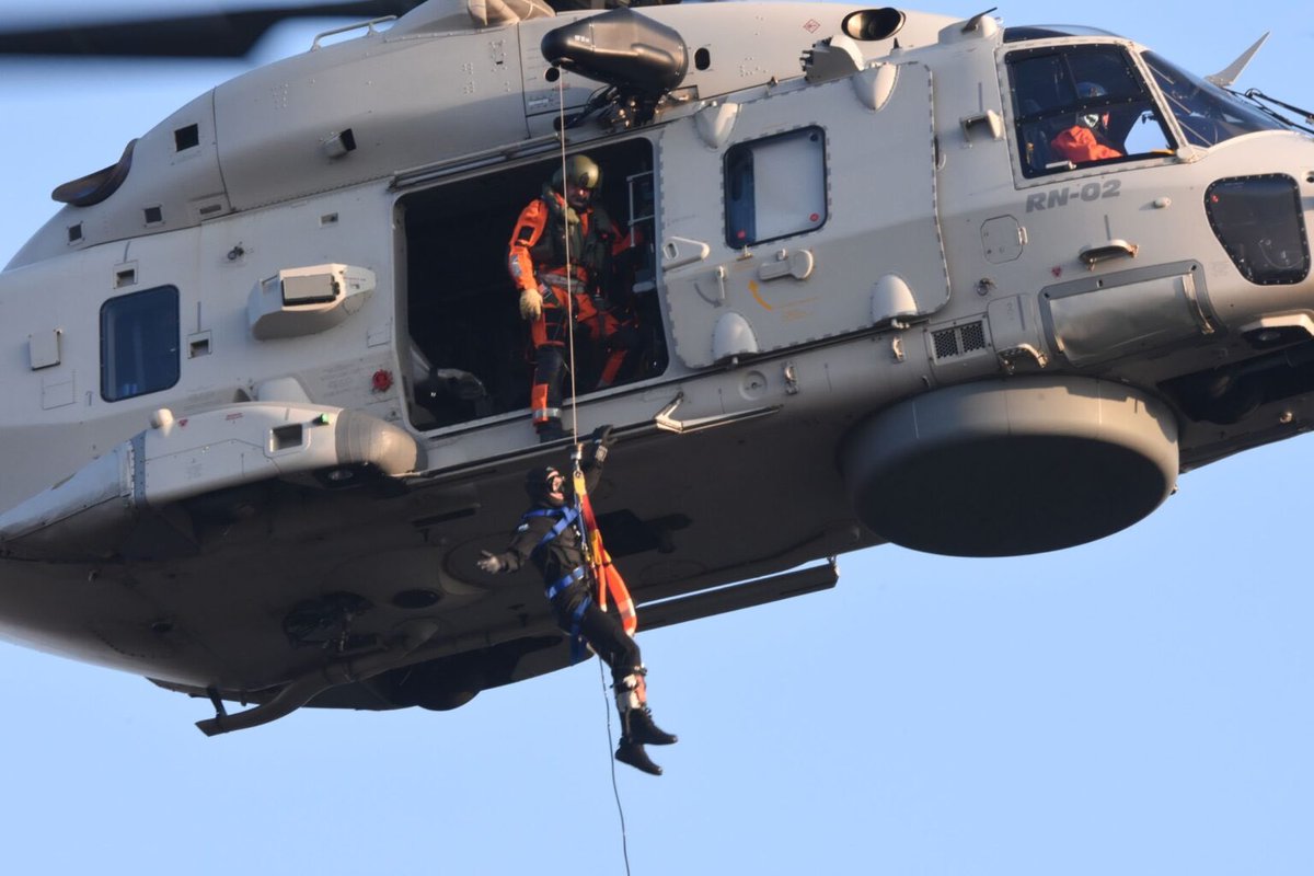 mgillet's tweet photo. ๐ง๐ช Impressive, up close Search And Rescue practice with Diver graduation exercise in city of #Tournai feat. @BeAirForce @BelgiumDefence #NH90 #RN02 from Koksijde Air Base. Aude Audenda ! #BEAirForce #wemakeitfly https://t.co/IvH2iIOdNa https://t.co/4RvvLfyZvO