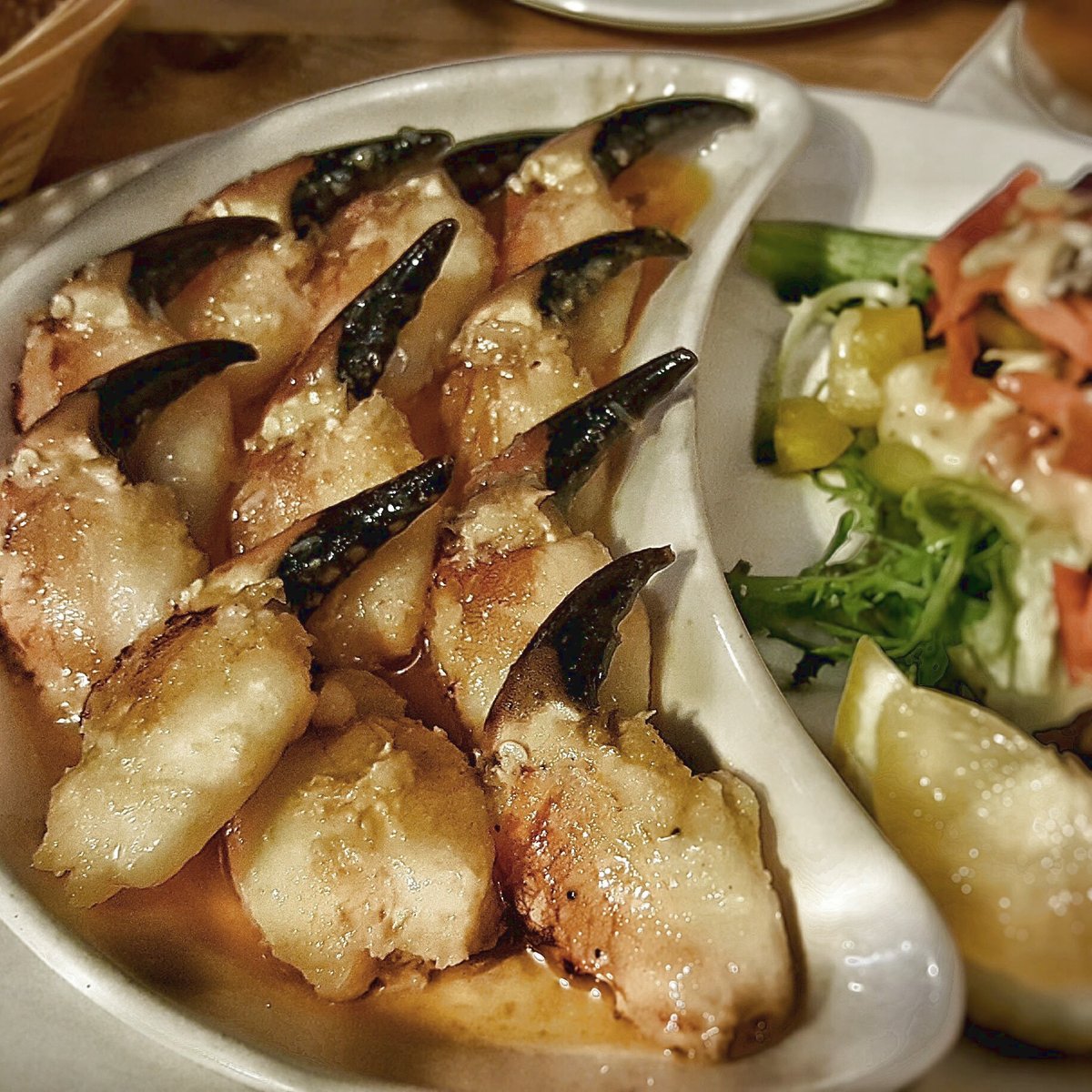 vinello_wine's tweet photo. #Foodporn zur Mittagspause: #CrabClaws sind meist eher deftig. Hier braucht´s ein Kontrastprogramm, um ihnen die Schwere zu nehmen. ⁣
⁣
Wir greifen am liebsten zu einem spritzigen #Weißwein, wie dem #Riesling vom grauen Schiefer vom #weingutclemensbusch: https://t.co/3jdSLr7Woo https://t.co/KsWsJk1spU