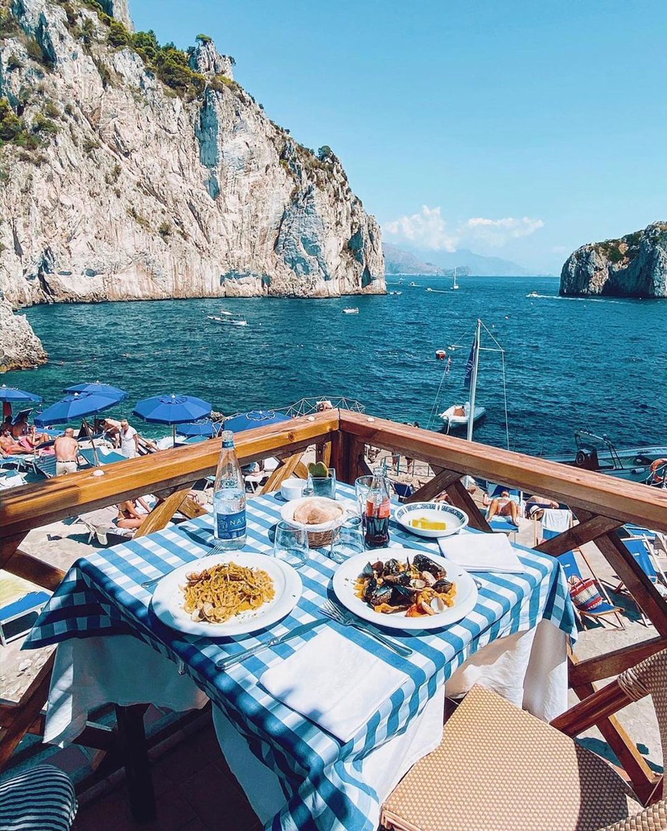 Good food good view what a way of suffering #Italy #Italia #Italian #ItalianGirl #ItalianFood #visititalia #roma #rome #florence #firenze #naples #napoli #positano #milano #milan  #heaven #travel #travels #travelgram #traveling #tourism #picoftheday #awesome #beautiful #vacation