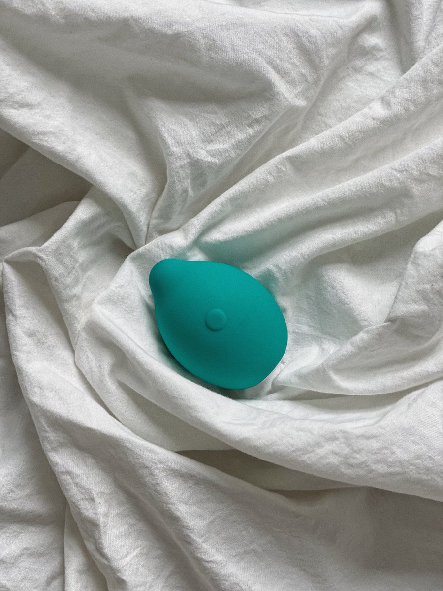 getminna's tweet photo. Sale ends tomorrow–enter code NEWTOTHIS for 50% off and get (or gift!) our brilliant LIMON for its cheapest price EVER ($49). Let's all say goodbye to 2020 with a bang and an O 🎆 https://t.co/CzKbE7LFRP