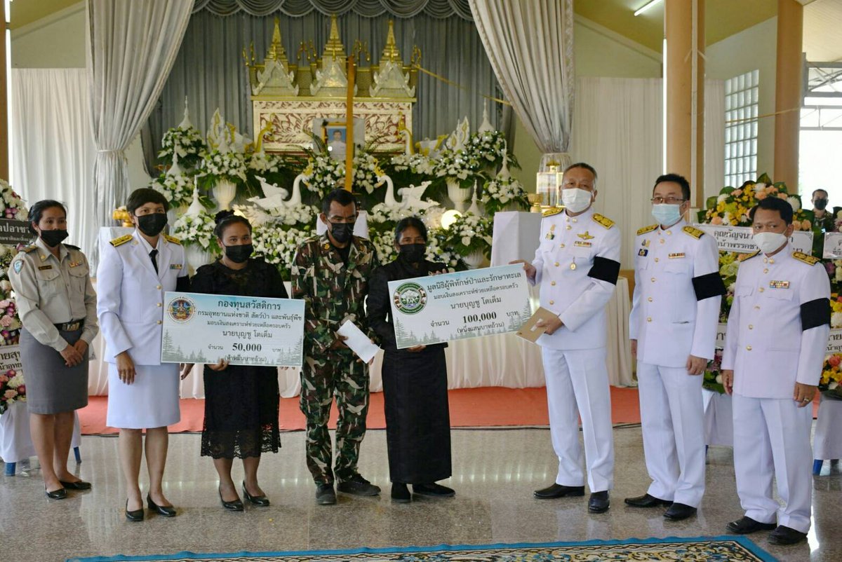 DNPnews_'s tweet photo. งานพระราชทานเพลิงศพเป็นกรณีพิเศษ นายบุญชู โตเต็ม เจ้าหน้าที่อุทยานแห่งชาติกุยบุรีที่เสียชีวิต จากเหตุช้างป่าทำร้าย ระหว่างปฎิบัติหน้าที่ โดยมีนายพัลลภ สิงหเสนี ผู้ว่าราชการจังหวัดประจวบคีรีขันธ์ เป็นประธานในพิธี บรรยากาศภายในงานเป็นไปด้วยความเศร้าเสียใจ https://t.co/qOyoIExUv6