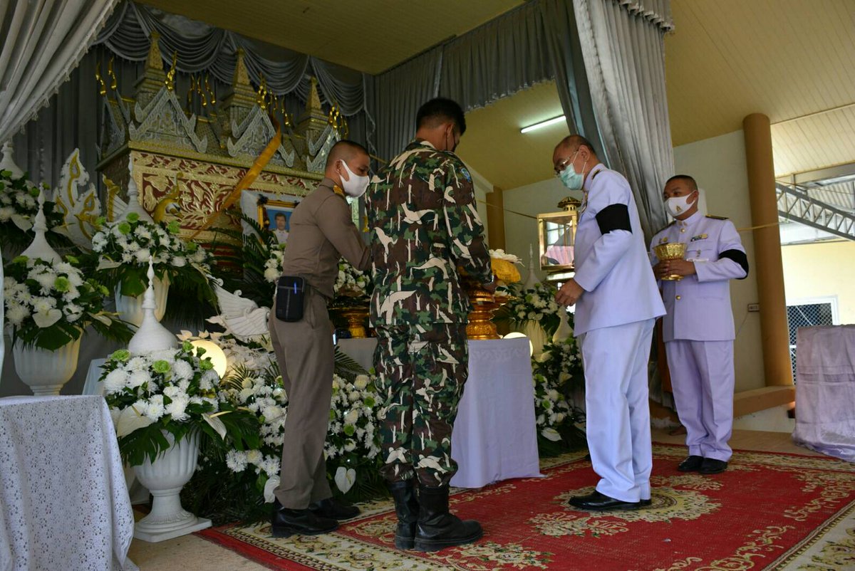 DNPnews_'s tweet photo. งานพระราชทานเพลิงศพเป็นกรณีพิเศษ นายบุญชู โตเต็ม เจ้าหน้าที่อุทยานแห่งชาติกุยบุรีที่เสียชีวิต จากเหตุช้างป่าทำร้าย ระหว่างปฎิบัติหน้าที่ โดยมีนายพัลลภ สิงหเสนี ผู้ว่าราชการจังหวัดประจวบคีรีขันธ์ เป็นประธานในพิธี บรรยากาศภายในงานเป็นไปด้วยความเศร้าเสียใจ https://t.co/qOyoIExUv6