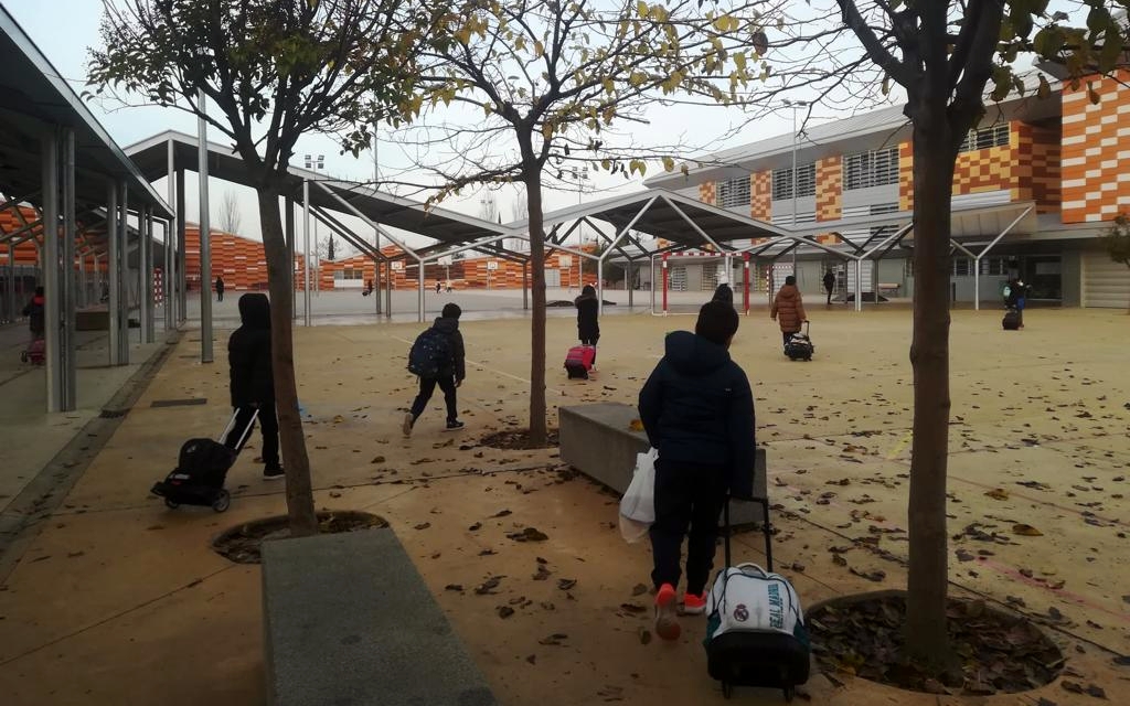 🏫🚶‍♀️🚶‍♂️El colegio <a href="/CEIPCatalinArag/">CEIP Catalina de Aragón</a> "rompe filas", consiguiendo una entrada del alumnado en el centro escalonada y segura. ¡Una iniciativa muy interesante!
Más información > bit.ly/3afkm3Y
#ProyectoSTARS #ZGZstars #MovilidadSostenible #ZGZsostenible