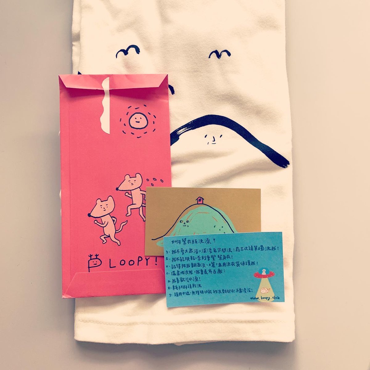 ট ইট র ことんび 台北のloopy 鹿皮さんが12月で閉店 悲しみ またあのかわいいものいっぱいのお店に行きたかったー 通販 で前に迷ったtシャツ 2 バッヂ 2を買った 包みを開けたら買ったもの以外にもかわいいものがいっぱい