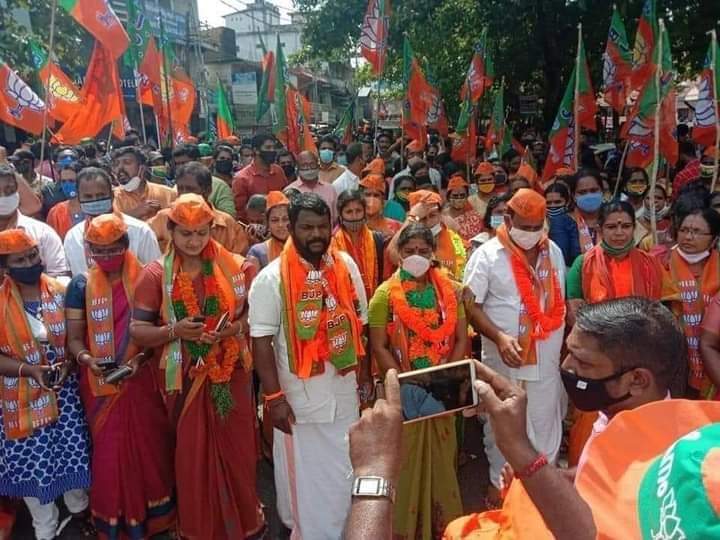 SaanjuS's tweet photo. #Pandalam - the land of Swamy Ayyappa. BJP bags 18 out of 33 seats in municipality.
#LotusWave
#KeralaLocalBodyElection https://t.co/RFiVqlXaAX