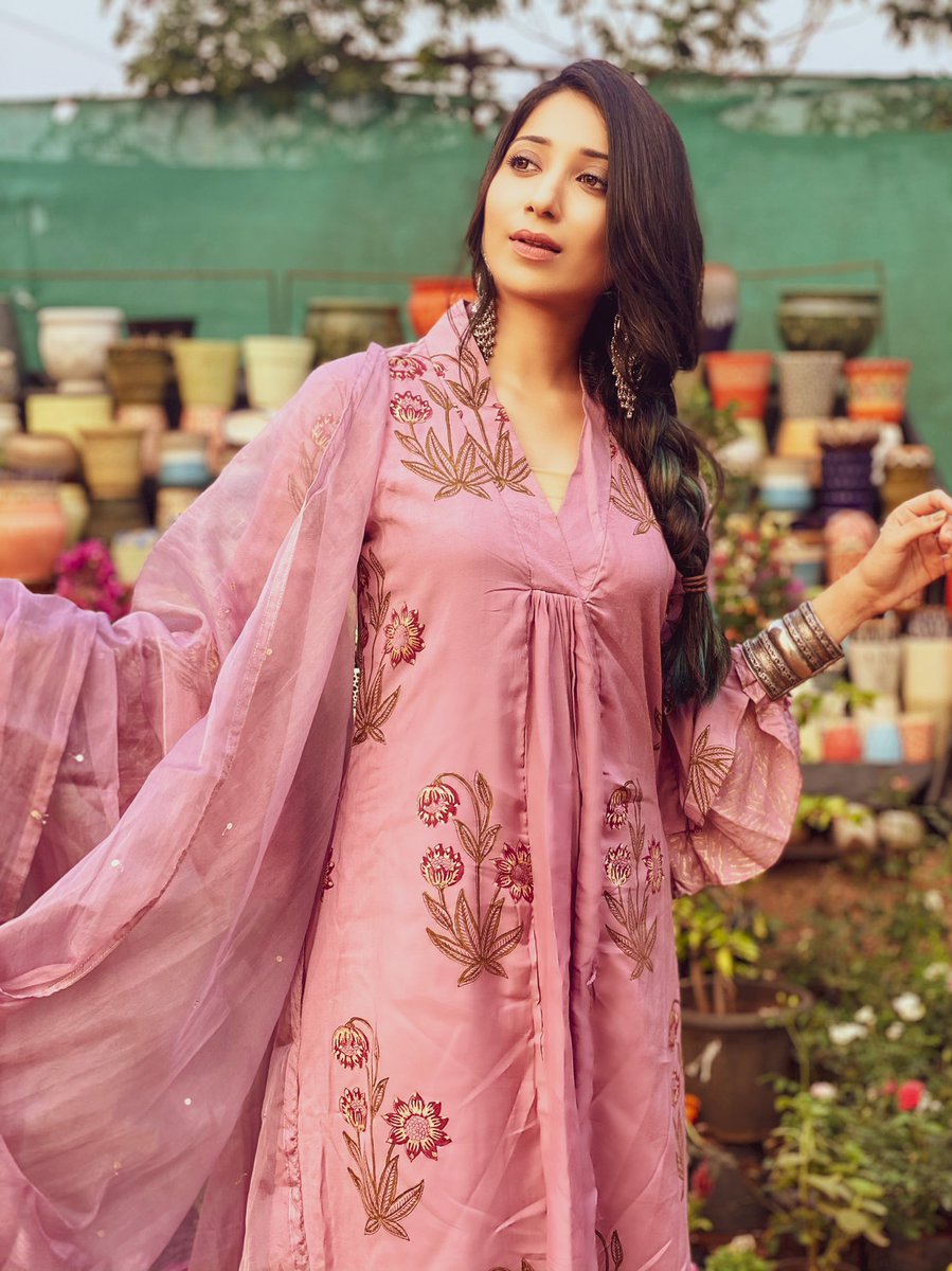 VrushyyMehta's tweet photo. Dil chahta hai?
I purple you 💜
Outfit: @bunaai 💜
#wednesday #outfitoftheday #bts #kurta #bunai #vrushikamehta #vrushyans https://t.co/g6rGu2aJ58
