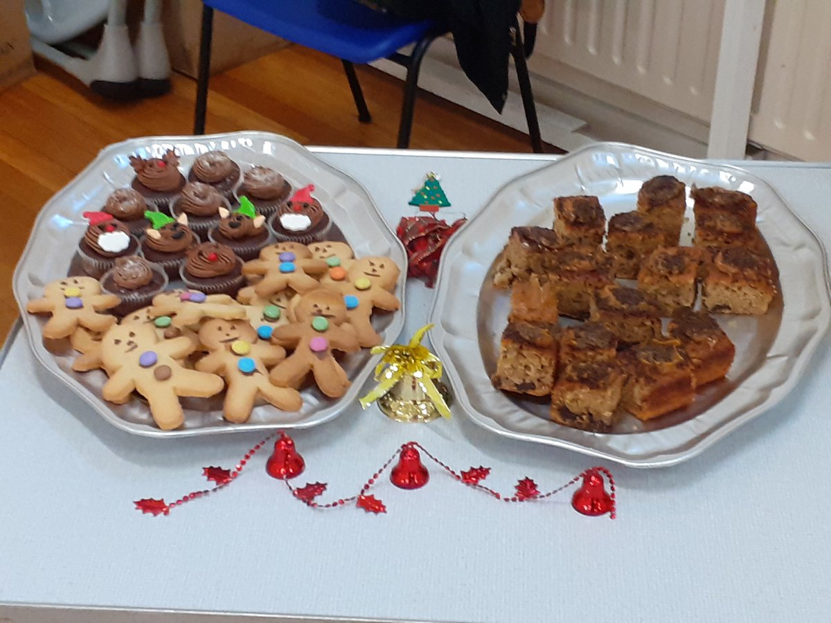 FifeGingerbread's tweet photo. We want to say 'Thank you' and give a big virtual Gingey Hug to all at @BandrumNursing and Rachel for their donation and lovely yummy treats and cakes for our families.
#teatimeclub #donations #takehomemeals #xmas2020 #christmas2020 #Support #cakes #families #care https://t.co/0UKKtQOUrX