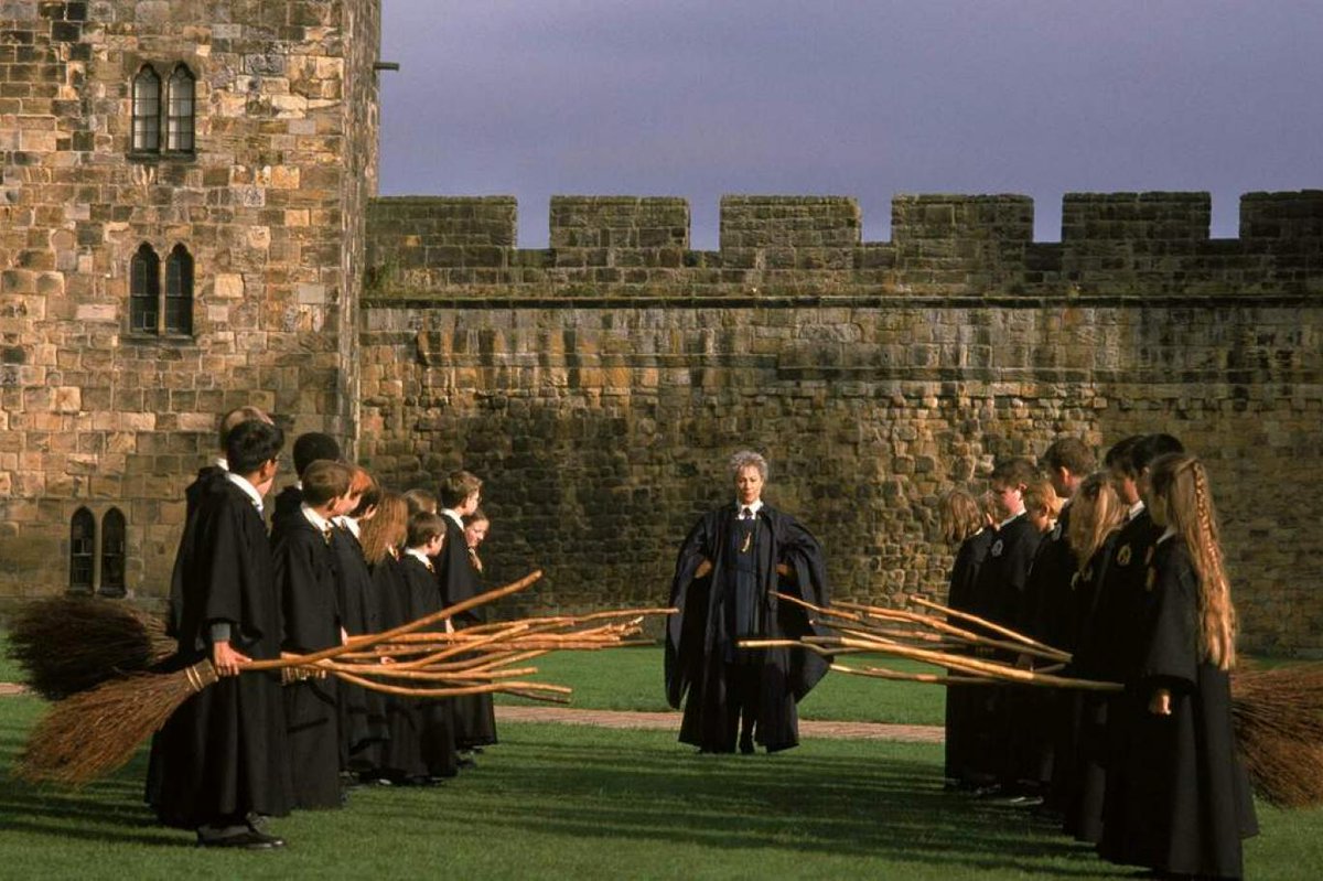 "Harry Potter ve Felsefe Taşı" ile "Harry Potter ve Sırlar Odası" filmleriyle ünlenen Alnwick Kalesi, "stajyer sihirbaz" ve kostümlü tur rehberi görevleri için 130 kişiyi işe alacak

#HarryPotter