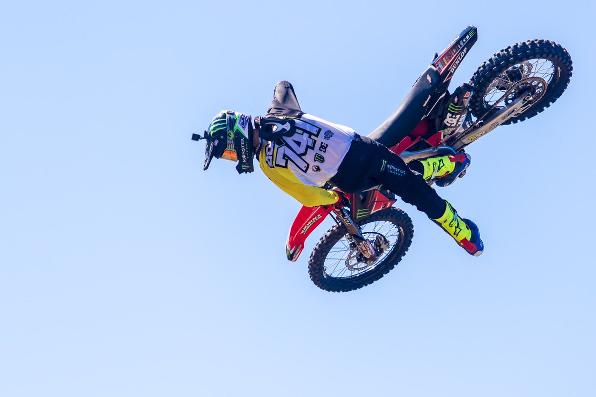 NateAdams741's tweet photo. Spinning laps. Speed-n-Style practice at the #FaisstCompound
2015...maybe 2016 🤔
#DeftFamily #ThrowbackThursday
@activatephoto https://t.co/Tff7d0DCQz